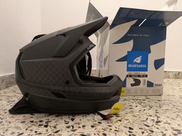 Brugt Bluegrass Legit Carbon MIPS Cycling Accessories