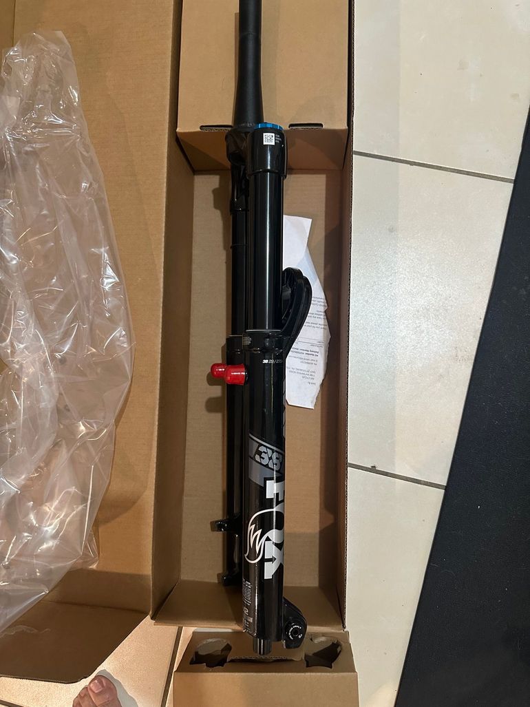 Used Fox 38performance elite 2025 bike — image 3 of 5