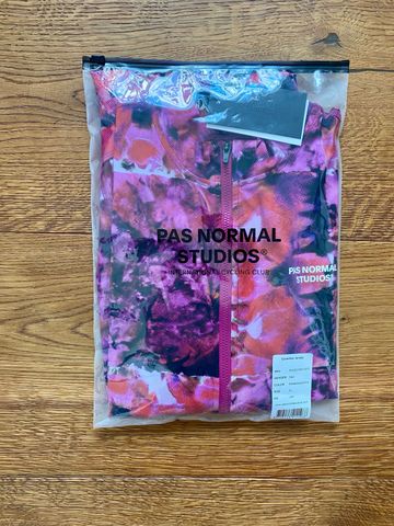 Tweedehands Pas Normal Studios Essential Kaleidoskop Pink 2025 bike — afbeelding 1 van 3