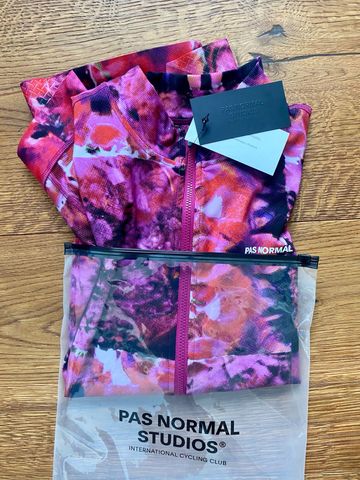 Tweedehands Pas Normal Studios Essential Kaleidoskop Pink 2025 bike — afbeelding 2 van 3
