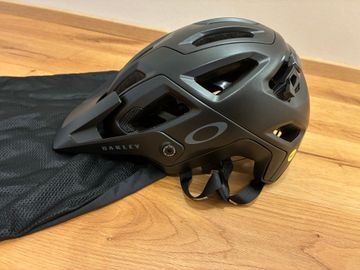 Tweedehands oakley DRT5 Maven MIPS schwarz 2025 bike — afbeelding 1 van 8