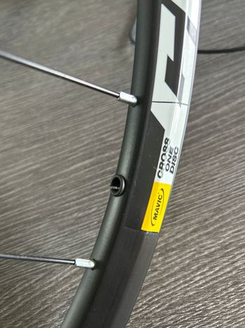 Used Mavic Cross one disc 584 x 19C 2016 bike — image 6 of 10