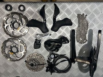 Używany Shimano 105 Di2 12v DISC 2024 Groupset
