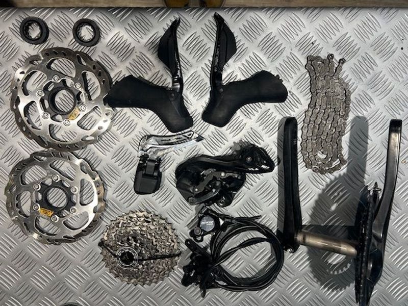 Käytetty Shimano 105 Di2 12v DISC 2024 Groupset