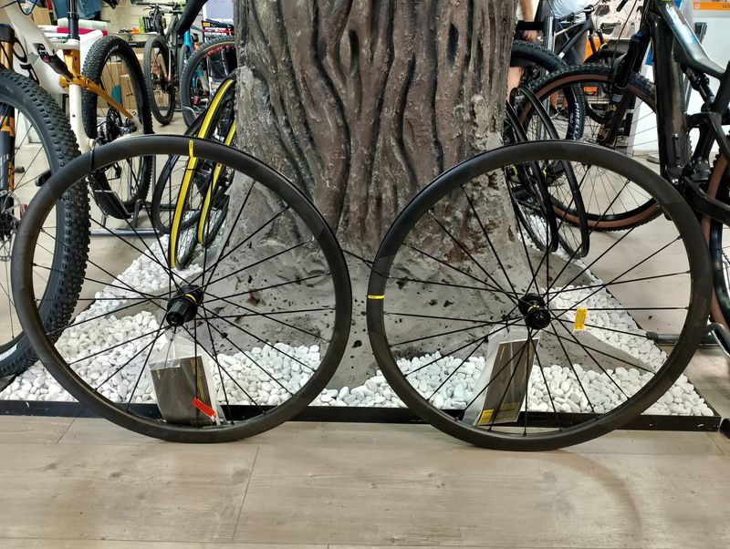 Used Mavic slr 32 disc 2025 bike — image 1 of 5