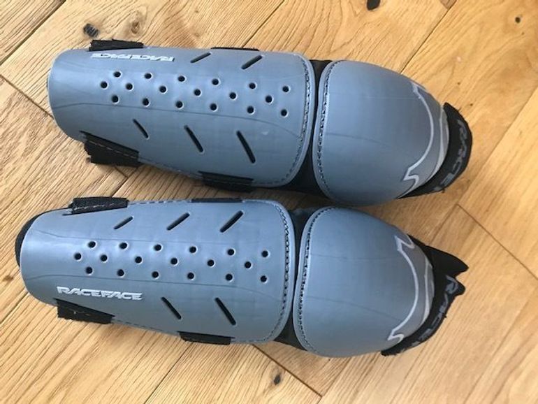 Used Race Face DIY Womens arm & knee combi 2015 bike — image 2 of 8