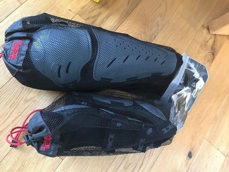 Used Race Face DIY Womens arm & knee combi 2015 bike — image 6 of 8