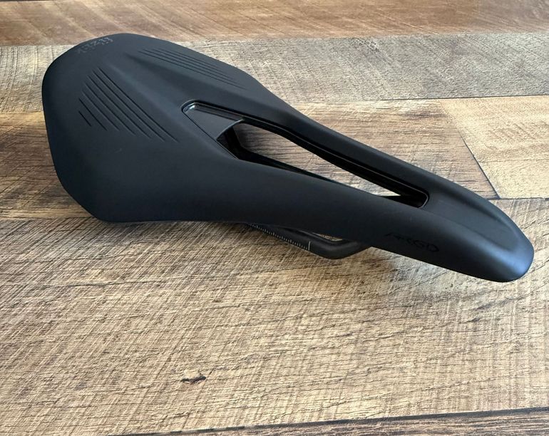 Fizik Saddle Vento Argo R1 Fizik Fizik Vento Argo R1 Carbon Rail