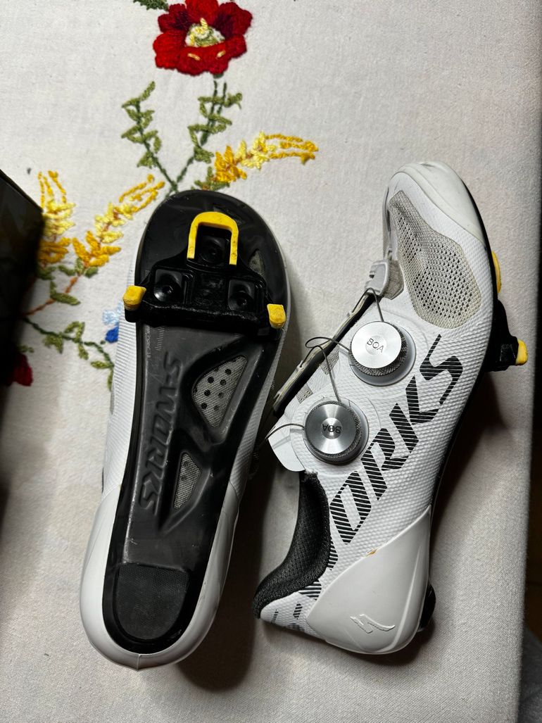 Used Specialized team super White 2023 bike — image 1 of 3