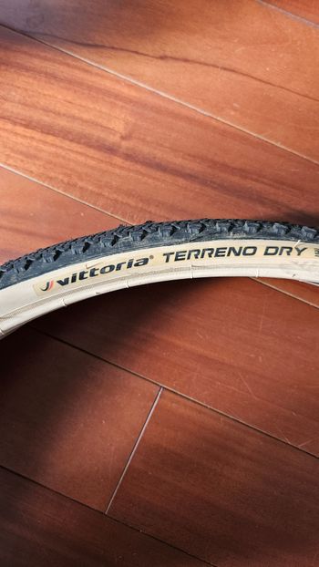 Used Vittoria Pneu gravel tringle souple - Vittoria Terreno Dry 700x38 tan wall (flanc beige) 2024 bike — image 1 of 3