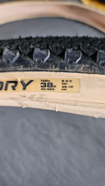Used Vittoria Pneu gravel tringle souple - Vittoria Terreno Dry 700x38 tan wall (flanc beige) 2024 bike — image 2 of 3