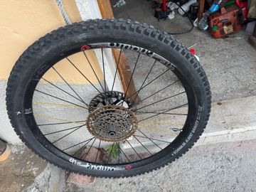 Used Industry Nine enduro 305 2022 bike — image 8 of 11
