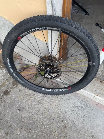 Used Industry Nine enduro 305 2022 bike — image 11 of 11