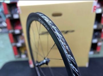 Used Zipp 303 s disc 2025 bike — image 2 of 6