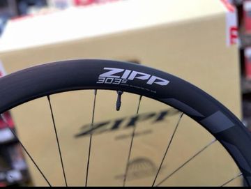 Used Zipp 303 s disc 2025 bike — image 3 of 6