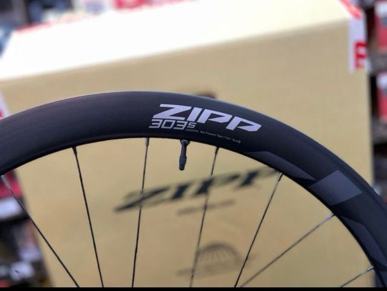 Used Zipp 303 s disc 2025 bike — image 3 of 6