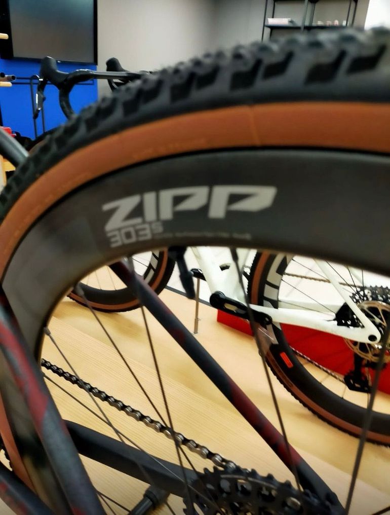 Used Zipp 303 s disc 2025 bike — image 6 of 6