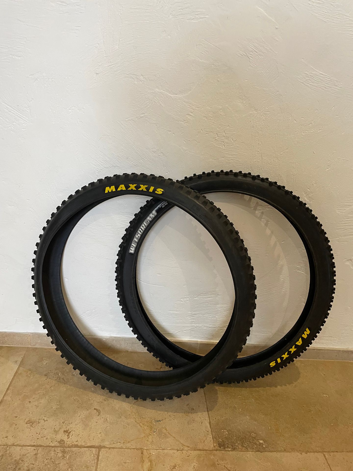 Maxxis Lot 2 pneus Maxxis neufs1 maxxis shorty 27.5 x 2.5 neuf 1 maxxis wetscrem 27.5 x 2.5 1 roulage buycycle