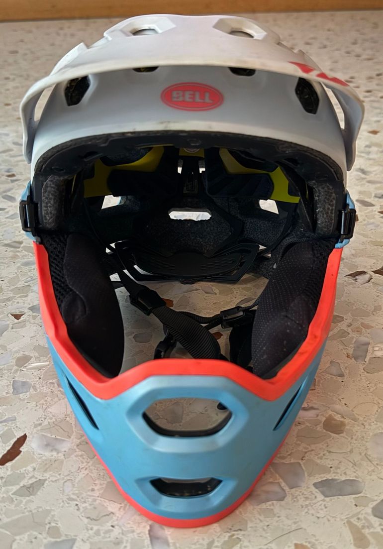Used Bell Super mips bike — image 3 of 4