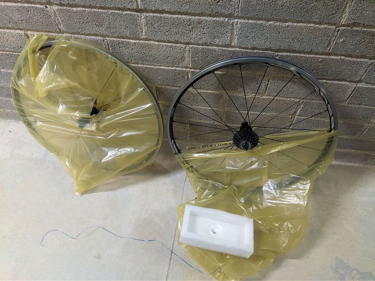 Used Shimano Shimano rs 81 c25 2015 bike — image 5 of 6