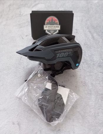 Used 100% Altec Fidlock Helmet L/XL 2025 bike — image 1 of 9