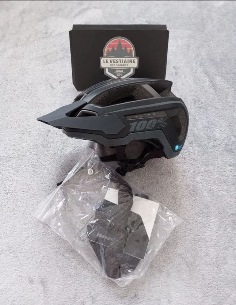 Used 100% Altec Fidlock Helmet L/XL 2025 bike — image 1 of 9