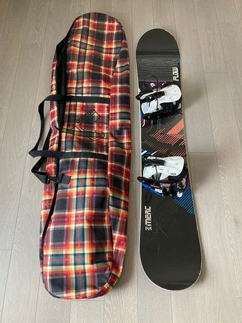 Used Flow Snowboard avec housse 2013 Snowboarding & Splitboarding