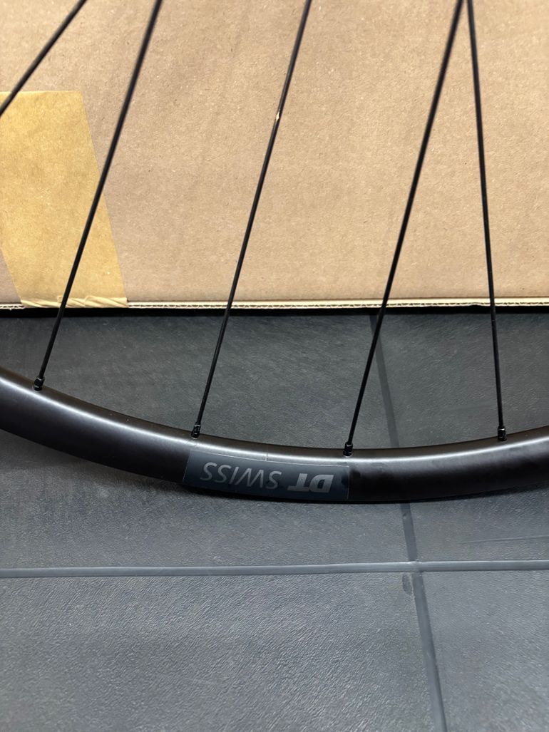 Used Dt Swiss DT Swiss R470 Alloy Tubeless Clincher Disc Brake Wheelset 2025 bike — image 4 of 6