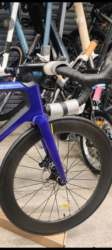 Used Mavic Cosmic Carbone 65 SL Disk 2025 bike — image 3 of 3