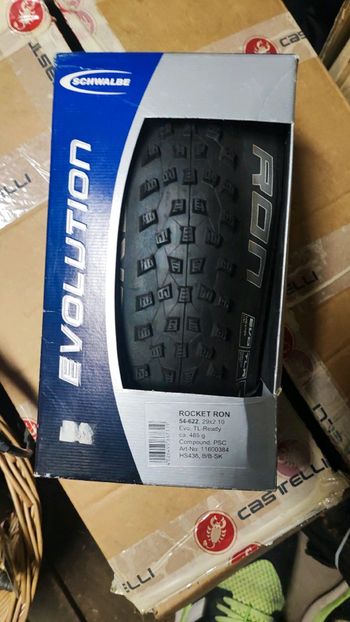 Schwalbe Rocket Ron Tyres & Tubes usato
