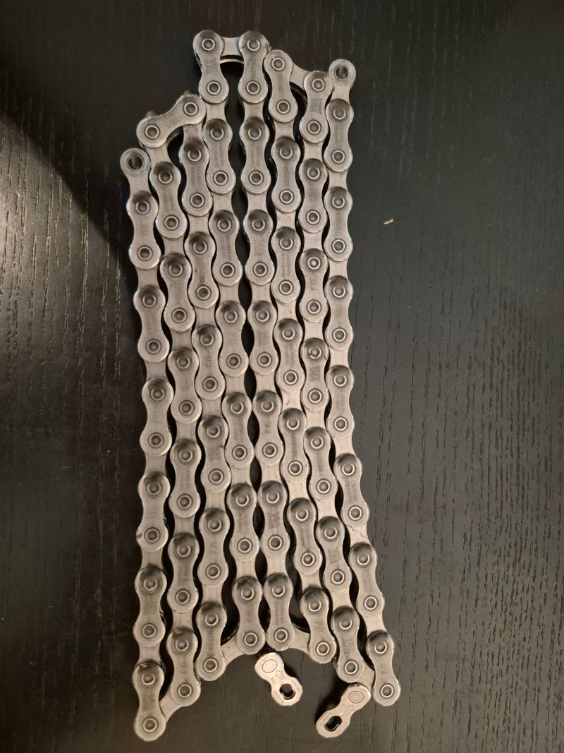 Używany Shimano CN-HG701 11-speed Chain with Quick Link Drivetrain & Pedals