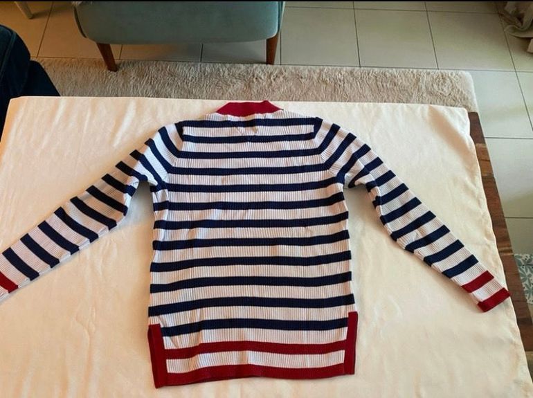 Used Tommy Hilfiger , pull rayé bleu marine et rouge, en Coton Épais Femme M 2022 bike — image 2 of 3