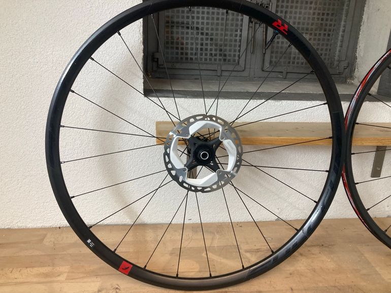 Brugt Fulcrum Rapid Red 5 Disc Alu 2023 bike — billede 3 af 7
