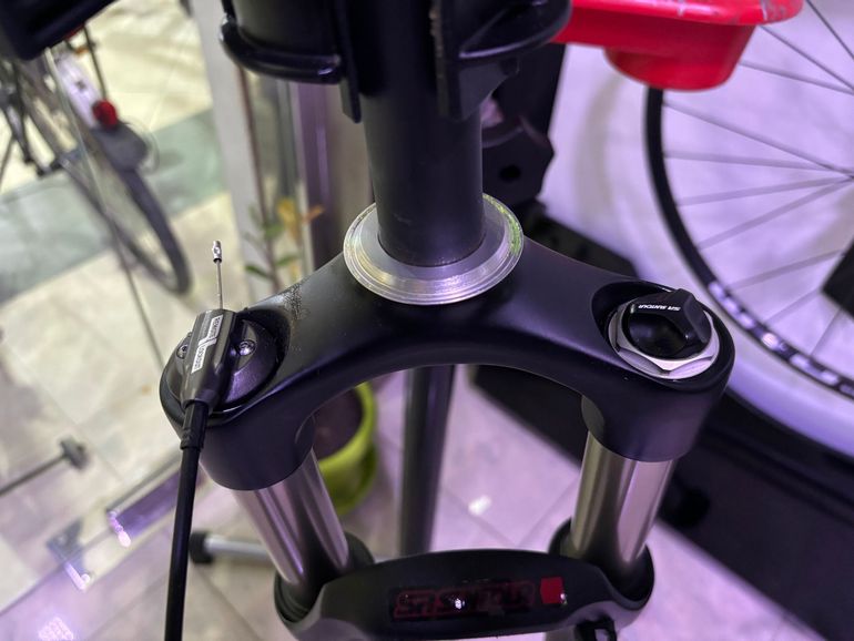 Used Sr Suntour raidon 100 2024 bike — image 4 of 5
