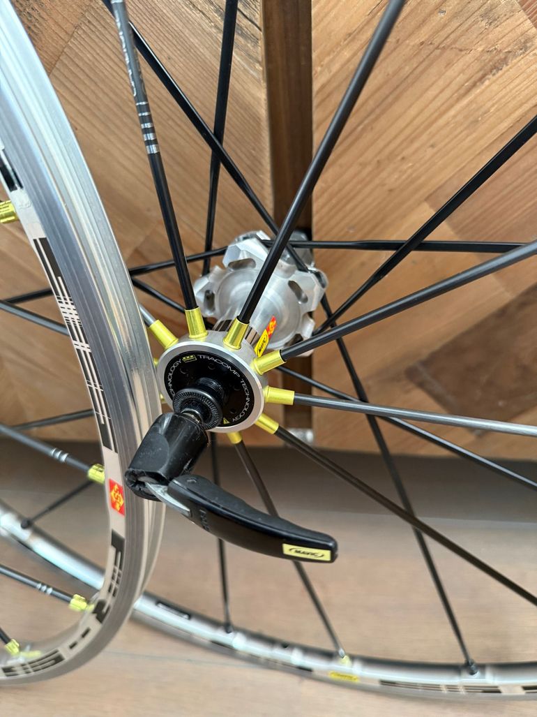 Used Mavic R-SYS SSC rim 1350 Gram / Carbon Wheels/28 Shimano Freehub 8-11 Speed 2012 bike — image 3 of 10