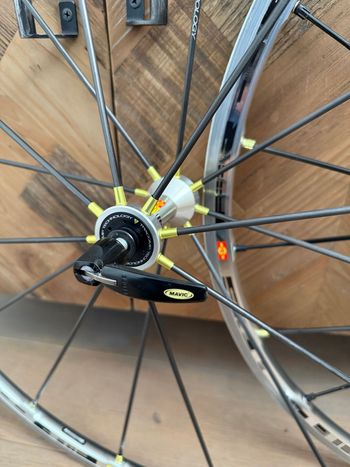 Used Mavic R-SYS SSC rim 1350 Gram / Carbon Wheels/28 Shimano Freehub 8-11 Speed 2012 bike — image 2 of 10