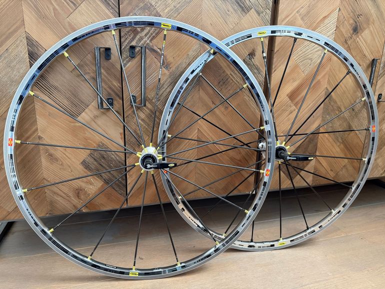 Used Mavic R-SYS SSC rim 1350 Gram / Carbon Wheels/28 Shimano Freehub 8-11 Speed 2012 bike — image 1 of 10