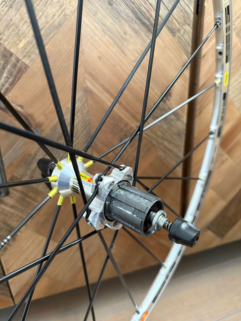 Used Mavic R-SYS SSC rim 1350 Gram / Carbon Wheels/28 Shimano Freehub 8-11 Speed 2012 bike — image 7 of 10