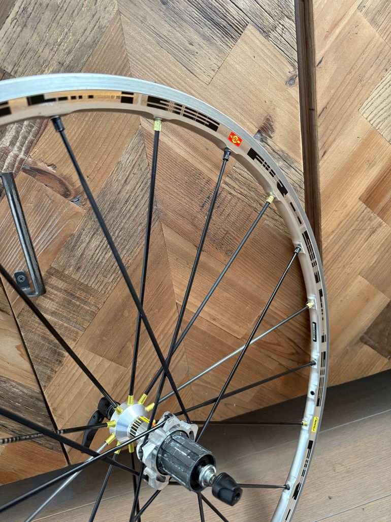 Used Mavic R-SYS SSC rim 1350 Gram / Carbon Wheels/28 Shimano Freehub 8-11 Speed 2012 bike — image 9 of 10