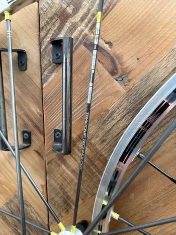 Used Mavic R-SYS SSC rim 1350 Gram / Carbon Wheels/28 Shimano Freehub 8-11 Speed 2012 bike — image 4 of 10