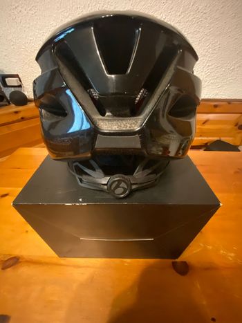 Used Bontrager Stravos WaveCel 2024 bike — image 2 of 6