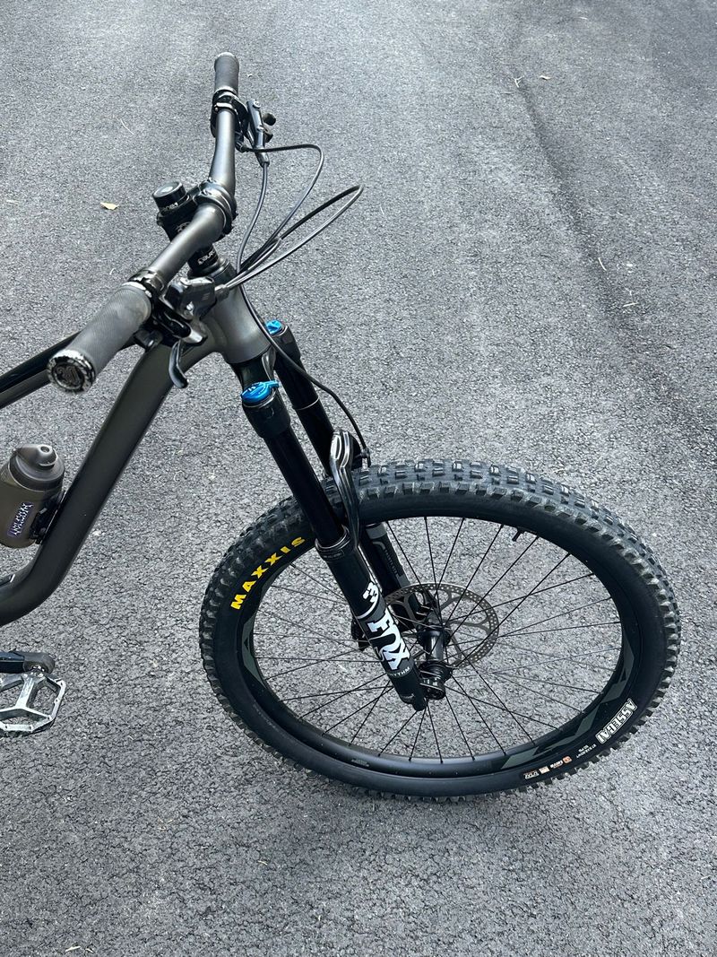 Tweedehands Fox 36 rythme 2022 bike — afbeelding 2 van 2