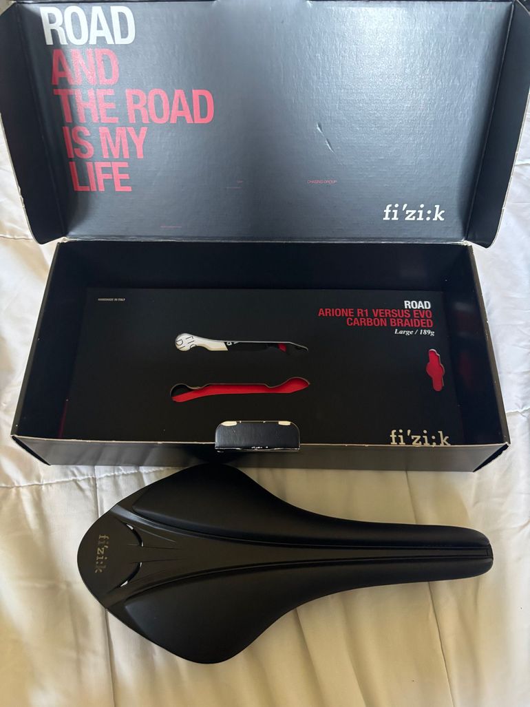 フィジーク VERSUS EVO ARIONE R1 カーボンレール Review: Fizik