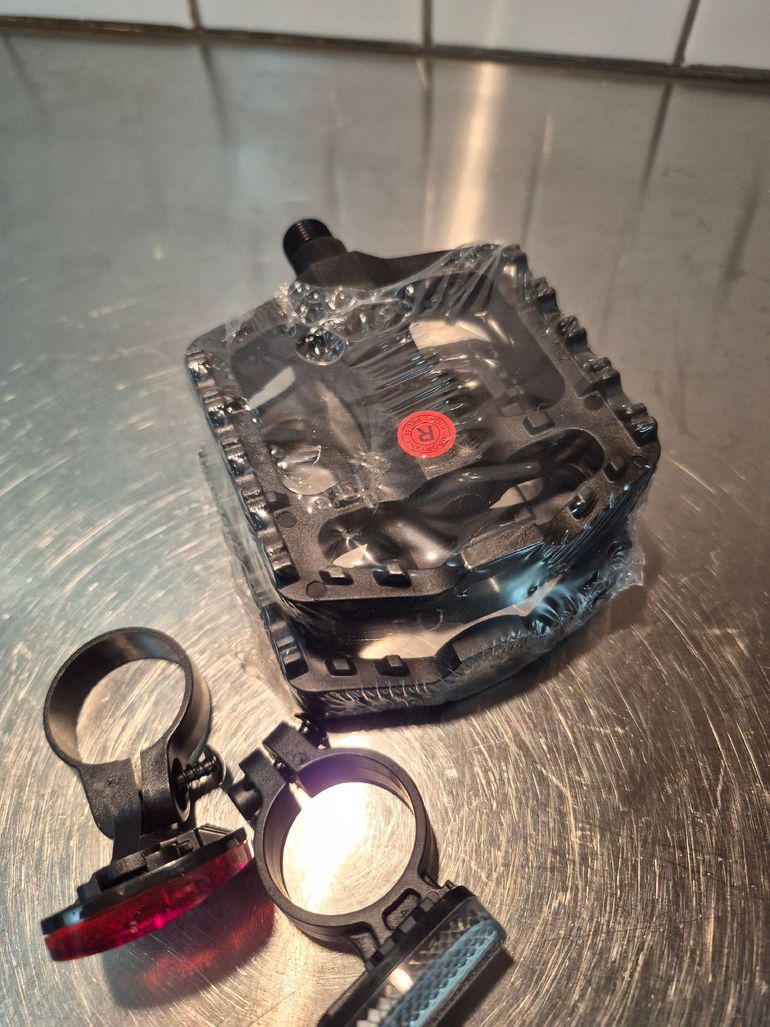 Used Sunrace Stock Pedals bike — image 2 of 2