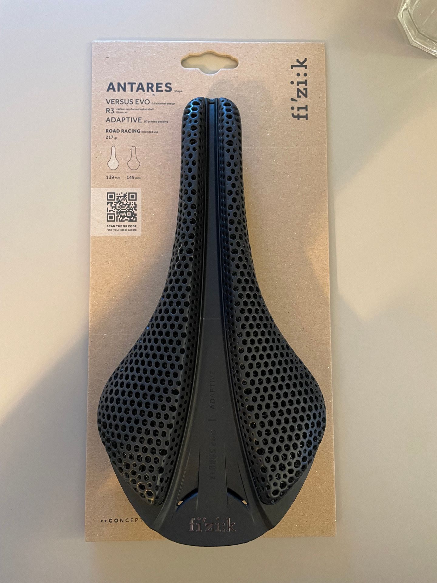 fi'zi:k VERSUS EVO R1 ADAPTIVEサドル 139mm
