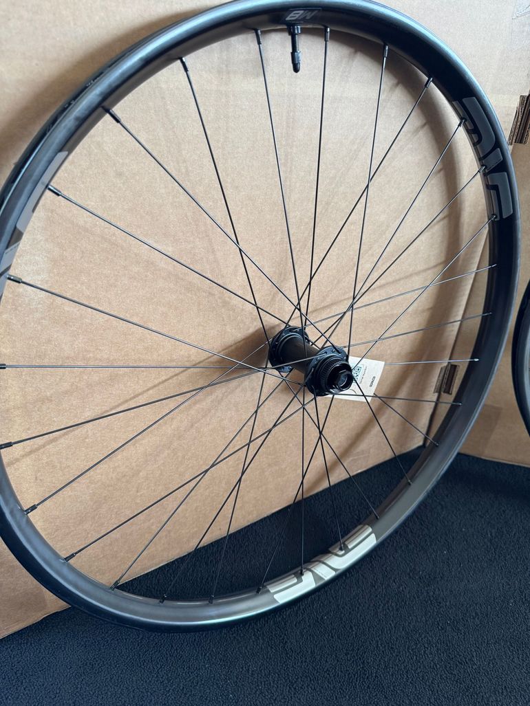 Used Enve M8 2025 bike — image 2 of 5