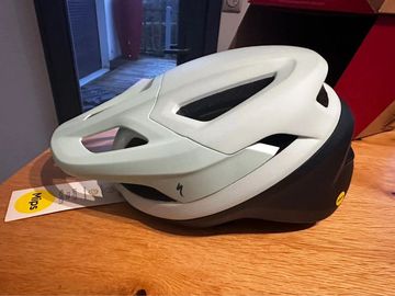 Käytetty Specialized Camber MIPS Helmet 2025 Cycling Accessories