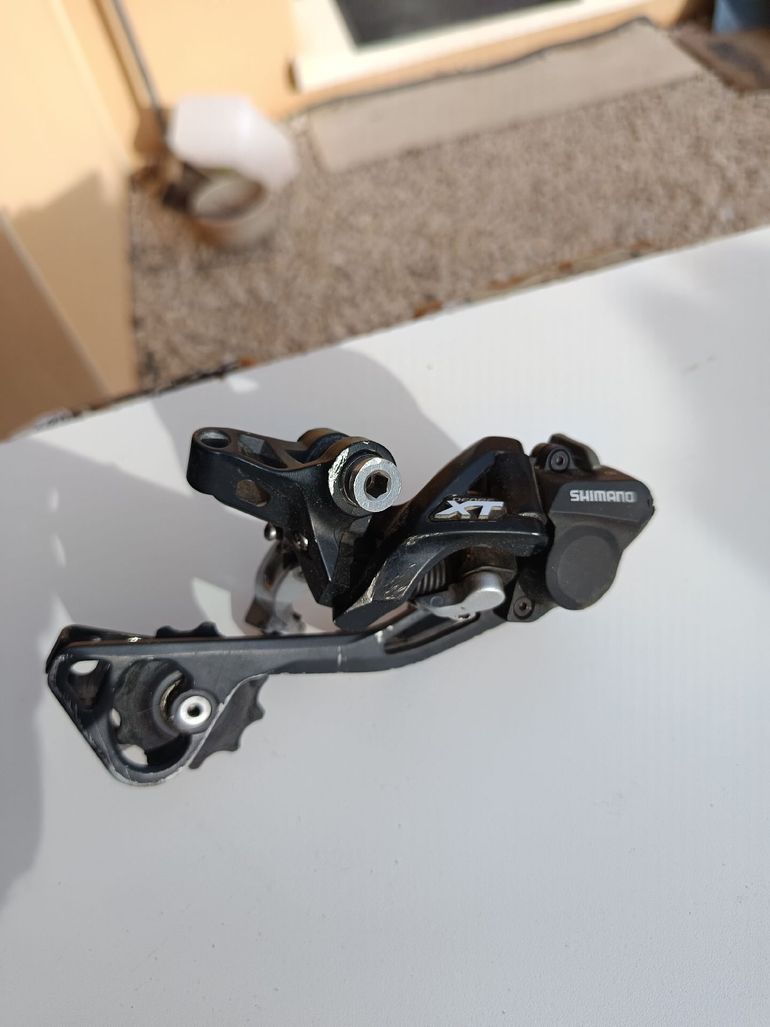 Used Shimano lot deore XT comprenant dérailleur Ar. et Av. 3x 10 vitesses et manette SLX pour pieces 2013 bike — image 2 of 3