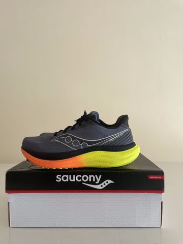 Used Saucony Triumph 23 2025 Running Shoes