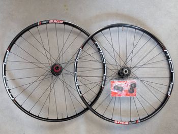 Gebrauchtes Stans Notubes Stan's NoTubes Flow MK3 27.5 Boost 6 trous XD Wheels